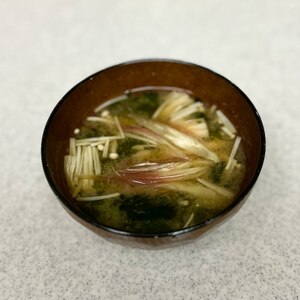 エノキと茗荷、ワカメのお吸い物